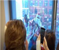«قوات بابا نويل» تتسلق الجدران لإسعاد قلوب الصغار |فيديو