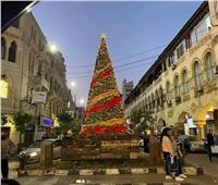 شاهد | شجرة الكريسماس تزين ميدان الكوربة بمصر الجديدة