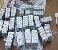 عاطل يروج للأقراص المخدرة والأدوية المهربة عبر «فيس بوك» 