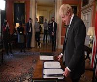 رسميا.. رئيس الوزراء البريطاني يوقع اتفاق ما بعد البريكست 