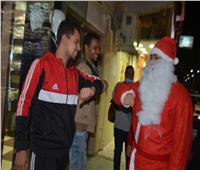 بعربة سندريلا.. بابا نويل يوزع كمامات على مواطنين في إسنا بالأقصر.. صور