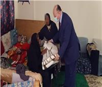 محافظ القاهرة يقدم الهدايا لسكان مساكن المحروسة بمناسبة العام الجديد