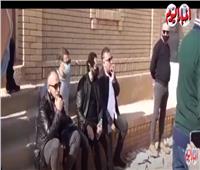 أخبار اليوم| تامر حبيب وأحمد حلمي يودعان وحيد حامد داخل مقبرته.. فيديو 
