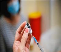«الحرب على كورونا».. حملات التطعيم تسابق الزمن حول العالم