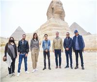 «الحكومة كاجوال».. نجم «هوليود» المصري في زيارة عالمية للأهرامات