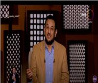 عبد المعز يكشف الآية الوحيدة التي نزلت على النبي داخل الكعبة.. فيديو