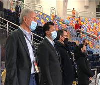 وزير الشباب والرياضة يشهد مباراة «تشيلي والسويد»