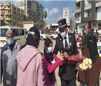 صور| مدير أمن الدقهلية وقيادات المرور يوزعون الورود على المواطنين
