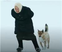 «عمرها 80 عامًا».. تهوى ممارسة التزلج على الجليد| فيديو