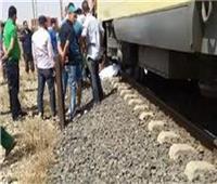 إصابة عامل صدمه قطار بمزلقان في المنيا