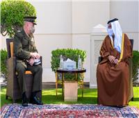 ولي العهد البحريني يلتقي قائد القيادة المركزية الأمريكية