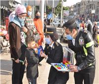 بمناسبة عيد الشرطة.. رجال أمن القاهرة يواصلون توزيع الهدايا على المواطنين | صور   