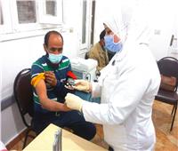 محافظ البحر الأحمر يشهد تطعيم الأطقم الطبية بلقاح كورونا