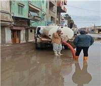 جهود مكثفة لتصريف مياه الأمطار بشوارع كفر الدوار 