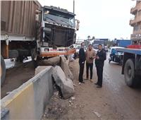تصادم سيارة نقل ثقيل بحواجز طريق الإسكندرية الصحراوي.. وتوقف الطريق| صور