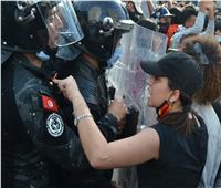 صور|«بمواد الدهان وزجاجات المياه»..مناوشات الشرطة التونسية والمحتجين لا تتوقف