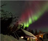 أضواء خضراء ساطعة تنير القطب الشمالي 
