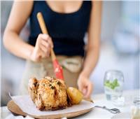 قبل الطهي.. تخلص من «زفارة» الطيور بطريقة سحرية