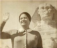 صور | أم كلثوم تعود للترويج للسياحة المصرية من أمام الأهرامات