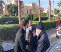 خالد النبوي يمنع رشوان توفيق من حضور دفن جثمان عزت العلايلي| فيديو