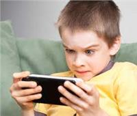 من الرضيع لـ6 سنوات.. ما عدد الساعات المناسب لاستخدام طفلك الأجهزة الإلكترونية؟