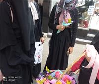 صور| «فرحة وجبر خواطر».. حكاية فتاة صعيدية توزع الورود على المارة