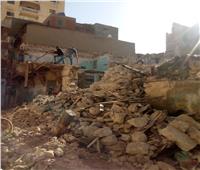 إزالة عقار «الشنقيطي» في الإسكندرية بعد سقوط أجزاء منه | صور