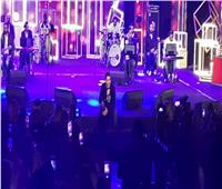 محمد الشرنوبي يبدع في أغنية «كل القصايد» في حفل عيد الحب 