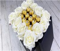 بائع ورود: وضع الشيكولاتة مع الزهور أحدث صيحات هدايا عيد الحب