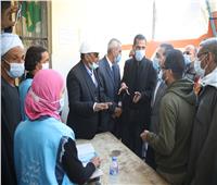 نائب محافظ قنا يتابع أعمال القافلة الطبية المجانية بقرية بئر عنبر