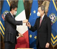 كونتي يسلم «جرس الحكومة» لرئيس الوزراء الإيطالي الجديد دراجي.. فيديو