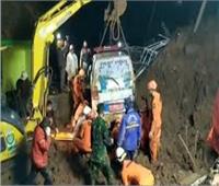 العثور على 10 جثامين وفقدان 9 أشخاص إثر انهيارات أرضية بإندونيسيا