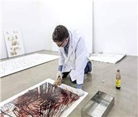 «الفنون جنون»... فنان تشكيلي يرسم لوحاته بأياد مبتورة من الجثث| صور