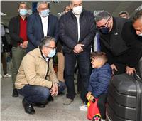 وزير السياحة يلتقي مجموعة من السياح في مطار الغردقة| صور 