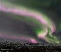 رصد أضواء شفق خضراء ووردية في آيسلندا