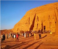260 سائح ومئات المصريين تابعوا ظاهرة تعامد الشمس 