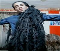 شاهد| صاحب أطول شعر بمصر.. لم يحلقه منذ 14 عامًا ويغسله كل أسبوعين