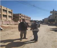 رئيس مدينة المنيا يتفقد شوارع قرية «تلة» استعداداً لتطويرها 