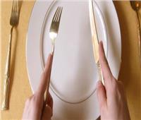 5 خطوات للأكل بـ«الشوكة والسكينة»