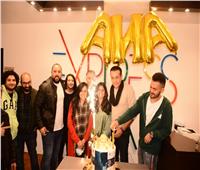 شاهد| أسامة منير يحتفل بكليب «أنا» في عيد ميلاده