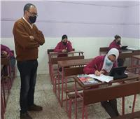 طلاب يؤدون امتحانات مادتي اللغة العربية والأحياء بالوايلي في القاهرة