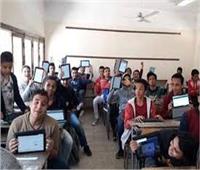 طلاب «أولى ثانوي» بالمنيا يشكون ضعف الإنترنت