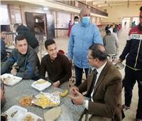 رئيس جامعة الأزهر يتناول الغداء وسط طلاب المدينة الجامعية بمدينة نصر