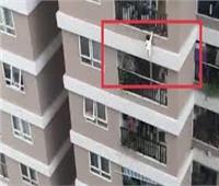 معجزة تنقذ طفلة من الموت بعد سقوطها من الطابق 12 | فيديو