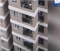 رجل ينقذ فتاة سقطت من الطابق الثاني عشر.. فيديو     