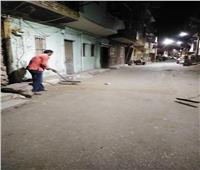 حملة نظافة ليلية لرفع تراكمات القمامة بشارع الحمام وسط مدينة الأقصر