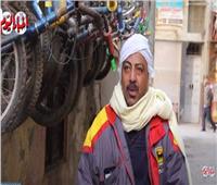 الأسطى كرم ملك الجنزير.. مهنة «العجلاتي» بتنقرض أمام الموتسيكل | فيديو 