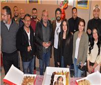 فريق عمل مسلسل «كوفيد 25» يحتفل بعيد ميلاد إنجي علاء 