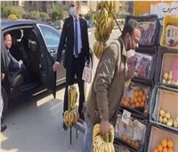 «السيسي» يتحدث مع بائع فاكهة في الشارع ويوجه بعلاجه على نفقة الدولة | فيديو