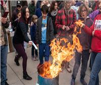 أمريكيون يحرقون أقنعتهم الواقية احتجاجا على إجراءات كورونا